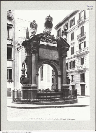 Vorderseite von Alinari [https://www.deutsche-digitale-bibliothek.de/content/lizenzen/rv-ez/] Piazza del Grande Archivio - Ansicht mit dem Brunnen des Philipp IV von Spanien, bh436555_recto. Foto.