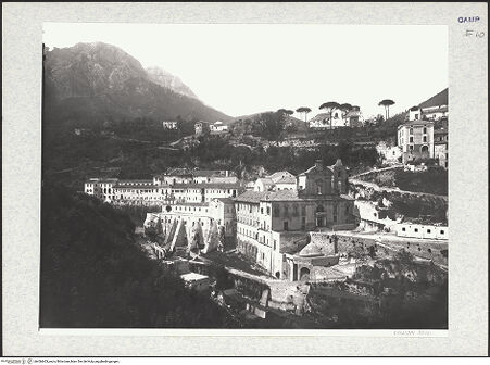 Vorderseite von Alinari [https://www.deutsche-digitale-bibliothek.de/content/lizenzen/rv-ez/] Abbazia della Trinità di Cava - Panorama Kloster und Umgebung, bh436603_recto. Foto.