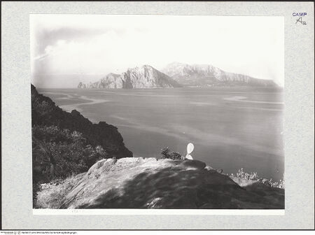 Vorderseite von Alinari [https://www.deutsche-digitale-bibliothek.de/content/lizenzen/rv-ez/] Blick auf die Insel vom Capo della Campanella, bh436612_recto. Foto.