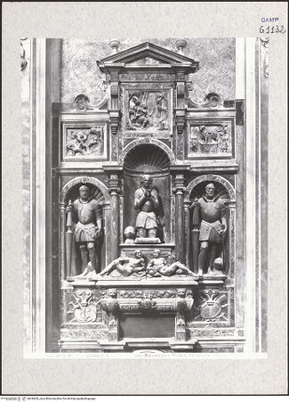 Vorderseite von Alinari [https://www.deutsche-digitale-bibliothek.de/content/lizenzen/rv-ez/] Grabmal des Michele, Gerolamo und Ferdinando d'Afflitto - Gesamtansicht, bh436620_recto. Foto.