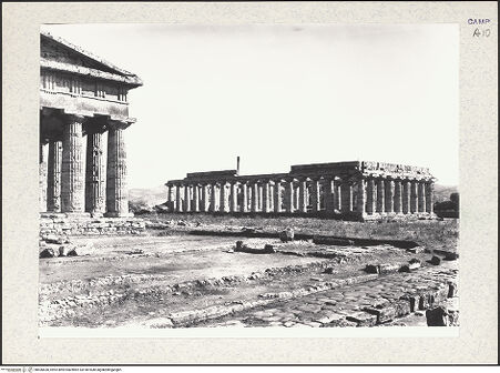 Vorderseite von Alinari [https://www.deutsche-digitale-bibliothek.de/content/lizenzen/rv-ez/] Basilica (Basilika) - Ansicht von Nordwesten (links: Poseidontempel, Detail), bh436630_recto. Foto.