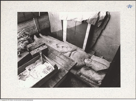 Vorderseite von Sopr. BAS RC [https://www.deutsche-digitale-bibliothek.de/content/lizenzen/rv-ez/] Gisant des Bischofs Goffredo Fazzari (gest. 1339) - Gesamtansicht (während in der Kathedrale, Kanonikerhaus), bh436891_recto. Foto.