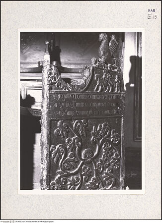 Vorderseite von La Capra, Aldo [https://www.deutsche-digitale-bibliothek.de/content/lizenzen/rv-fz/] Chorgestühl - Detail: der heilige Martin und Inschrift mit Signatur, bh436932_recto. Foto: La Capra, Aldo.