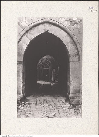 Vorderseite von Sopr. BAS PT [https://www.deutsche-digitale-bibliothek.de/content/lizenzen/rv-fz/] Castello di LagopesoleGroßer (nördlicher) Hof - Eingangstor mit Blick auf die Schloßkapelle (von Westen), bh436940_recto. Foto.