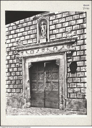 Vorderseite von Alinari [https://www.deutsche-digitale-bibliothek.de/content/lizenzen/rv-ez/] Palazzo di Diomede CarafaFassade an der Via San Biagio dei Librai - Fassade, Detail: Portal, bh437648_recto. Foto.