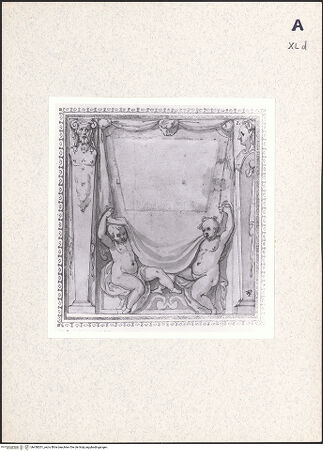 Vorderseite von Ashmolean Museum [https://www.deutsche-digitale-bibliothek.de/content/lizenzen/rv-ez/] Wandfeld mit zwei Hermen und zwei einen Vorhang haltenden Putti - , bh438201_recto. Foto.