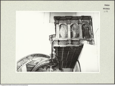 Vorderseite von Museum [https://www.deutsche-digitale-bibliothek.de/content/lizenzen/rv-ez/] Sängerkanzel mit Christus, den zwölf Aposteln und den heiligen Franziskus und Antonius - Rechte Seitenwange, bh438856_recto. Foto.