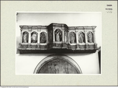 Vorderseite von Museum [https://www.deutsche-digitale-bibliothek.de/content/lizenzen/rv-ez/] Sängerkanzel mit Christus, den zwölf Aposteln und den heiligen Franziskus und Antonius - Vorderseite, bh438857_recto. Foto.