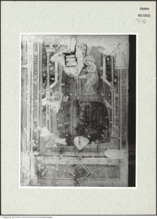 Vorderseite von Museum [https://www.deutsche-digitale-bibliothek.de/content/lizenzen/rv-ez/] Thronende Madonna - Gesamtansicht, bh438931_recto. Foto.