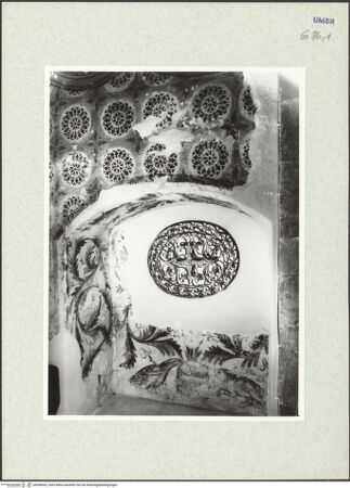 Vorderseite von Museum [https://www.deutsche-digitale-bibliothek.de/content/lizenzen/rv-ez/] Kapellenausmalung - Nischendekoration mit trinkendem Pfau und Katze, bh438932_recto. Foto.