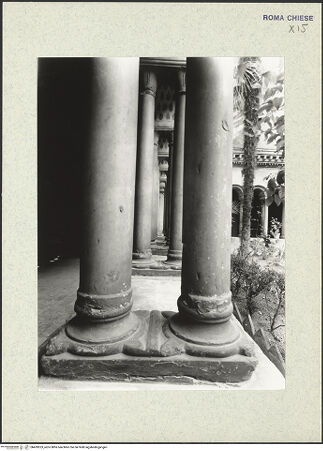 Vorderseite von Bibliotheca Hertziana [https://www.deutsche-digitale-bibliothek.de/content/lizenzen/rv-fz/] Santi Quattro CoronatiInneres - ambulatio, Arkaden, Detail: Basis eines Säulenpaares, bh439523_recto. Foto: Savio, Oscar.