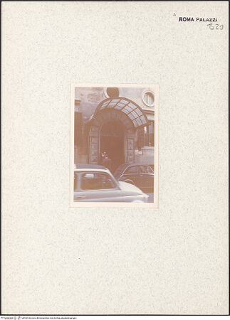 Vorderseite von unbekannt [https://www.deutsche-digitale-bibliothek.de/content/lizenzen/rv-fz/] Palazzo ZuccariFassade zur Via Gregoriana - Eingang Via Gregoriana 28, bh440180_recto. Foto.