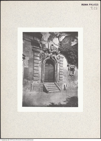 Vorderseite von Bibliotheca Hertziana [https://www.deutsche-digitale-bibliothek.de/content/lizenzen/rv-fz/] Gartenfassade mit Mascherone (Höllenmaul)Maskenportal (Mascherone) - ohne Seitenbepflanzung, mit Giebelbekrönung und Rand der Gartenmauer, bh440183_recto. Foto.