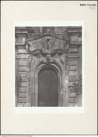 Vorderseite von Bibliotheca Hertziana [https://www.deutsche-digitale-bibliothek.de/content/lizenzen/rv-fz/] Gartenfassade mit Mascherone (Höllenmaul)Maskenportal (Mascherone) - Portal mit Jungpflanzen, bh440184_recto. Foto.