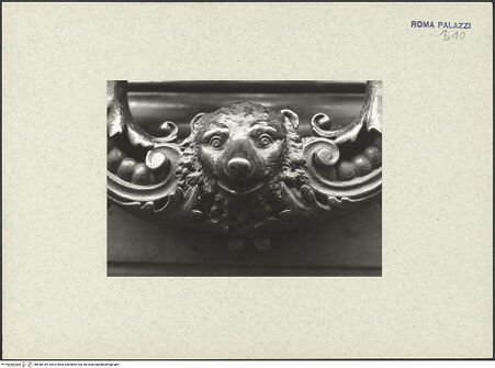 Vorderseite von unbekannt [https://www.deutsche-digitale-bibliothek.de/content/lizenzen/rv-fz/] Palazzo Stroganoff - Türklopfer am Hauptportal der Via Sistina 59, Detail: Löwenkopf, bh440189_recto. Foto: Filser, Wolfgang (Max-Planck-Gesellschaft).