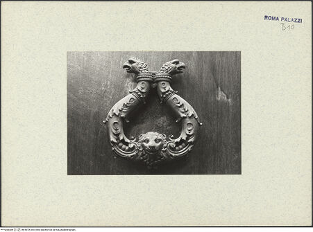 Vorderseite von unbekannt [https://www.deutsche-digitale-bibliothek.de/content/lizenzen/rv-fz/] Palazzo Stroganoff - Türklopfer am Hauptportal der Via Sistina 59, bh440190_recto. Foto: Filser, Wolfgang (Max-Planck-Gesellschaft).