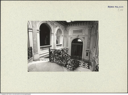 Vorderseite von unbekannt [https://www.deutsche-digitale-bibliothek.de/content/lizenzen/rv-fz/] Palazzo StroganoffRaum D S01 & D 007 & D 1010: Großes Treppenhaus - Blick von schräg oben, bh440213_recto. Foto: Filser, Wolfgang (Max-Planck-Gesellschaft).