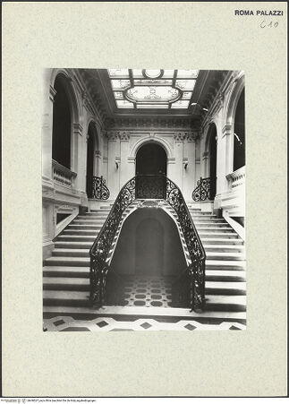 Vorderseite von Bibliotheca Hertziana [https://www.deutsche-digitale-bibliothek.de/content/lizenzen/rv-fz/] Palazzo StroganoffRaum D S01 & D 007 & D 1010: Großes Treppenhaus - Repro nach Moscioni 15099, bh440267_recto. Foto.