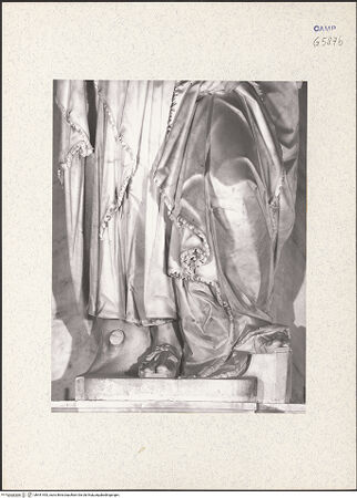 Vorderseite von Bibliotheca Hertziana [https://www.deutsche-digitale-bibliothek.de/content/lizenzen/rv-fz/] WandaltarDer Apostel Bartholomäus - Detail: Unterkörper, bh441453_recto. Foto.