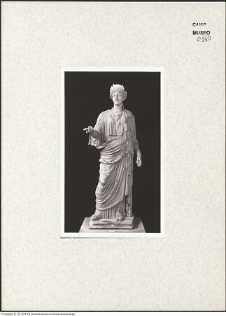 Vorderseite von Museo Archeologico Nazionale, Napoli [https://www.deutsche-digitale-bibliothek.de/content/lizenzen/rv-ez/] Nemesis, Kopie nach der Nemesis von Rhamnus des Agorakritos (um 430/420 v.Chr.) - Frontalansicht, bh441840_recto. Foto.