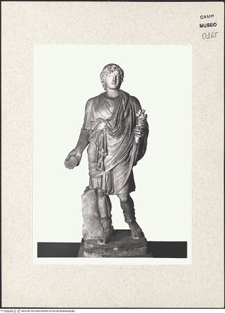 Vorderseite von Museo Archeologico Nazionale, Napoli [https://www.deutsche-digitale-bibliothek.de/content/lizenzen/rv-ez/] Genius (Lare Farnese / Lar Farnese) - Gesamtansicht, bh441846_recto. Foto.