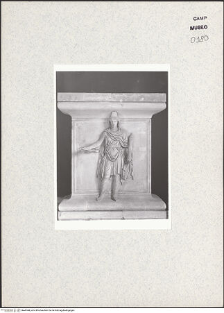 Vorderseite von Museo Archelogico Nazionale [https://www.deutsche-digitale-bibliothek.de/content/lizenzen/rv-ez/] Personifikation des Parthien - Gesamtansicht, bh441848_recto. Foto.