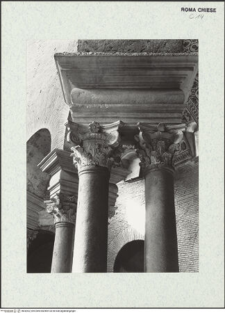 Vorderseite von Bibliotheca Hertziana [https://www.deutsche-digitale-bibliothek.de/content/lizenzen/rv-ez/] Mausoleo di Santa CostanzaInnenraum - ein Säulenpaar; Detail, bh442402_recto. Foto: Savio, Oscar.