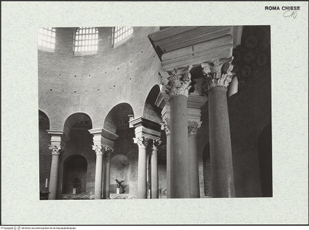 Vorderseite von Bibliotheca Hertziana [https://www.deutsche-digitale-bibliothek.de/content/lizenzen/rv-fz/] Mausoleo di Santa CostanzaInnenraum - Blick auf Säulenpaare zum Umgang hin, bh442403_recto. Foto: Savio, Oscar.