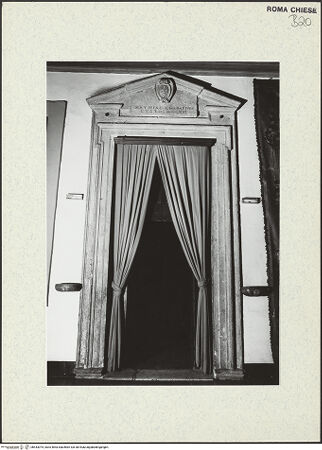 Vorderseite von Sopr. BAS ROMA [https://www.deutsche-digitale-bibliothek.de/content/lizenzen/rv-ez/] Oratorio del Gonfalone - Atrium; Zugang zum Mittelschiff, bh443075_recto. Foto.