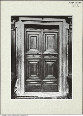 Vorderseite von Sopr. BAS ROMA [https://www.deutsche-digitale-bibliothek.de/content/lizenzen/rv-ez/] Oratorio del Gonfalone - Kirchenschiff; Portal, bh443084_recto. Foto.