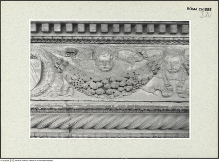 Vorderseite von Sopr. BAS ROMA [https://www.deutsche-digitale-bibliothek.de/content/lizenzen/rv-ez/] PortalskulpturFruchtgirlanden und Cherubim - Detail, bh444028_recto. Foto.
