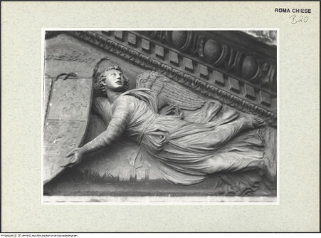 Vorderseite von Sopr. BAS ROMA [https://www.deutsche-digitale-bibliothek.de/content/lizenzen/rv-ez/] PortalskulpturZwei Engel halten ein Wappen (abgearbeitet) - Detail: Wappen und rechter Engel, bh444052_recto. Foto.