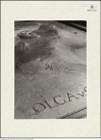 Vorderseite von Bibliotheca Hertziana [https://www.deutsche-digitale-bibliothek.de/content/lizenzen/rv-fz/] Porträtrelief der Olga von Gerstfeldt - Detail: Schrägansicht, von der linken unteren Ecke, Signatur, bh444526_recto. Foto.