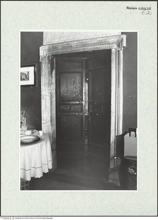 Vorderseite von Sopr. BAS ROMA [https://www.deutsche-digitale-bibliothek.de/content/lizenzen/rv-ez/] Oratorio di Sant'Andrea dei Pescivendoli - Inneres: Inschrift über einem Portal, bh444666_recto. Foto.