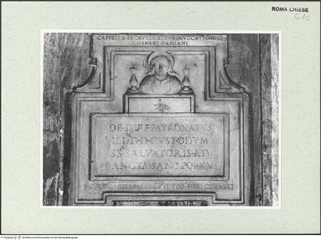 Vorderseite von Sopr. BAS ROMA [https://www.deutsche-digitale-bibliothek.de/content/lizenzen/rv-ez/] Sant'Angelo in Pescheriax. Kapelle linksCappella del Crocefisso/ dei Santi Cosma e Damiano - Inschrift zum Juspatronat der Kapelle am Kapelleneingang, bh444683_recto. Foto.