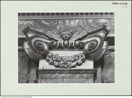 Vorderseite von Sopr. BAS ROMA [https://www.deutsche-digitale-bibliothek.de/content/lizenzen/rv-ez/] Sant'Angelo in PescheriaApsisCappella Maggiore - Kapitell am Choreingang, bh444684_recto. Foto.