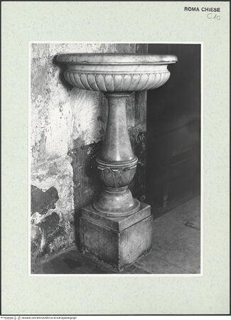 Vorderseite von Sopr. BAS ROMA [https://www.deutsche-digitale-bibliothek.de/content/lizenzen/rv-ez/] Sant'Angelo in PescheriaSeitenschiff (links)Linkes Seitenschiff2. Seitenschiffsjoch linksseitlicher Kircheneingang - Weihwasserbecken, bh444686_recto. Foto.