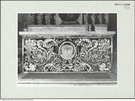 Vorderseite von Sopr. BAS ROMA [https://www.deutsche-digitale-bibliothek.de/content/lizenzen/rv-ez/] Altar des 1. Jochs rechts, geweiht den heiligen Laurentius und Kyrus - Gesamtansicht, bh444687_recto. Foto.