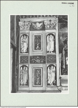 Vorderseite von Sopr. BAS ROMA [https://www.deutsche-digitale-bibliothek.de/content/lizenzen/rv-ez/] Altare del Crocefisso; KreuzaltarTabernakel mit Engeln und vegetabilem Ornament - linker Teil der Altarrahmung, bh444689_recto. Foto.