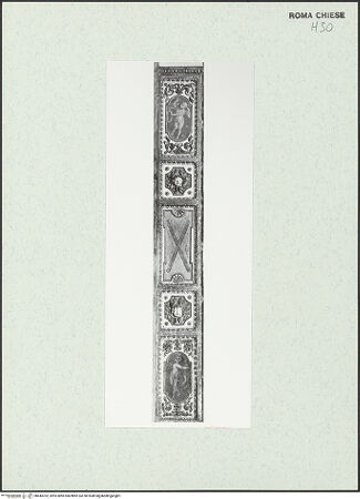 Vorderseite von Sopr. BAS ROMA [https://www.deutsche-digitale-bibliothek.de/content/lizenzen/rv-ez/] Wand- und Deckenmalereien in der AndreaskapellePilasterdekoration; Szenen aus dem Leben der Heiligen Franziskus und Franziska; Putti - Pilaster zum Mittelschiff hin links des Kapelleneingangs: Pilasterspiegel mit Andreaskreuz, bh444702_recto. Foto.