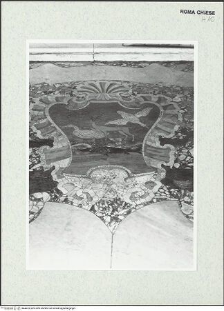 Vorderseite von Sopr. BAS ROMA [https://www.deutsche-digitale-bibliothek.de/content/lizenzen/rv-ez/] Fußbodenmosaik der Andreaskapelle - Wappen: Hirsch mit zwei Gänsen, bh444728_recto. Foto.