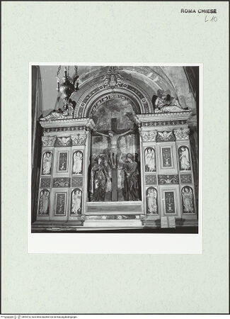 Vorderseite von Sopr. BAS ROMA [https://www.deutsche-digitale-bibliothek.de/content/lizenzen/rv-ez/] Altare del Crocefisso; Kreuzaltar - Gesamtansicht, bh444732_recto. Foto.