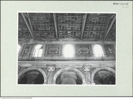 Vorderseite von Sopr. BAS ROMA [https://www.deutsche-digitale-bibliothek.de/content/lizenzen/rv-ez/] Sant'Angelo in PescheriaLanghaus - Blick in Decke und Obergaden des Mittelschiffs, bh444735_recto. Foto.