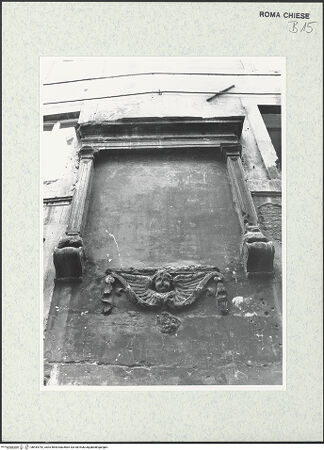 Vorderseite von Sopr. BAS ROMA [https://www.deutsche-digitale-bibliothek.de/content/lizenzen/rv-ez/] Sant'Angelo in PescheriaHauptfassade (Portico dell'Ottavia) / Südfassade - Detail: Ädikula aus dem 16. Jahrhundert, bh444742_recto. Foto.