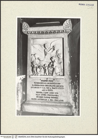 Vorderseite von Sopr. BAS ROMA [https://www.deutsche-digitale-bibliothek.de/content/lizenzen/rv-ez/] Grabmal von Giuseppe Pieri (+ 1835) - Gesamtansicht, bh445294_recto. Foto.