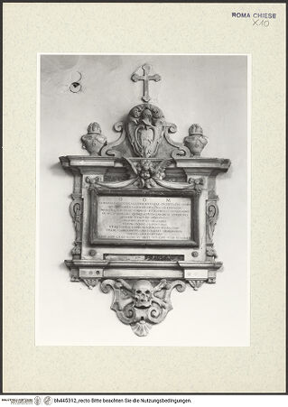 Vorderseite von Sopr. BAS ROMA [https://www.deutsche-digitale-bibliothek.de/content/lizenzen/rv-ez/] Grabinschrift für Pater Giovanni Maria Cinoto (+ 1618) - Gesamtansicht, bh445312_recto. Foto.