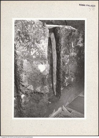 Vorderseite von Bibliotheca Hertziana [https://www.deutsche-digitale-bibliothek.de/content/lizenzen/rv-fz/] Gärten des Lucullus (Lukull) - Nymphäum (gegen Ost), Detail: Abflussrohr aus Blei (1. Jh. n. Chr.), bh445378_recto. Foto.