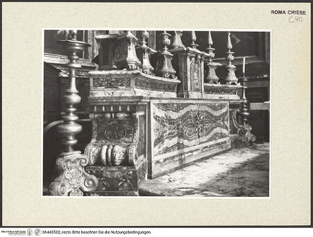 Vorderseite von Sopr. BAS ROMA [https://www.deutsche-digitale-bibliothek.de/content/lizenzen/rv-ez/] Altar - Ansicht von links, bh445502_recto. Foto.