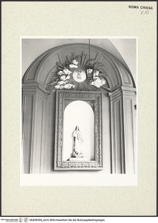 Vorderseite von Sopr. BAS ROMA [https://www.deutsche-digitale-bibliothek.de/content/lizenzen/rv-ez/] Madonna in gerahmter Nische - Gesamtansicht, bh445505_recto. Foto.