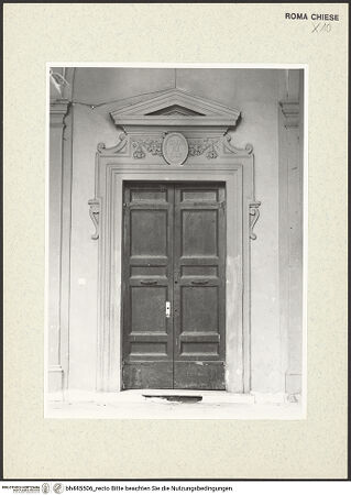 Vorderseite von Sopr. BAS ROMA [https://www.deutsche-digitale-bibliothek.de/content/lizenzen/rv-ez/] Ädikularahmung mit Festons und "Charitas" Schild - Gesamtansicht, bh445506_recto. Foto.